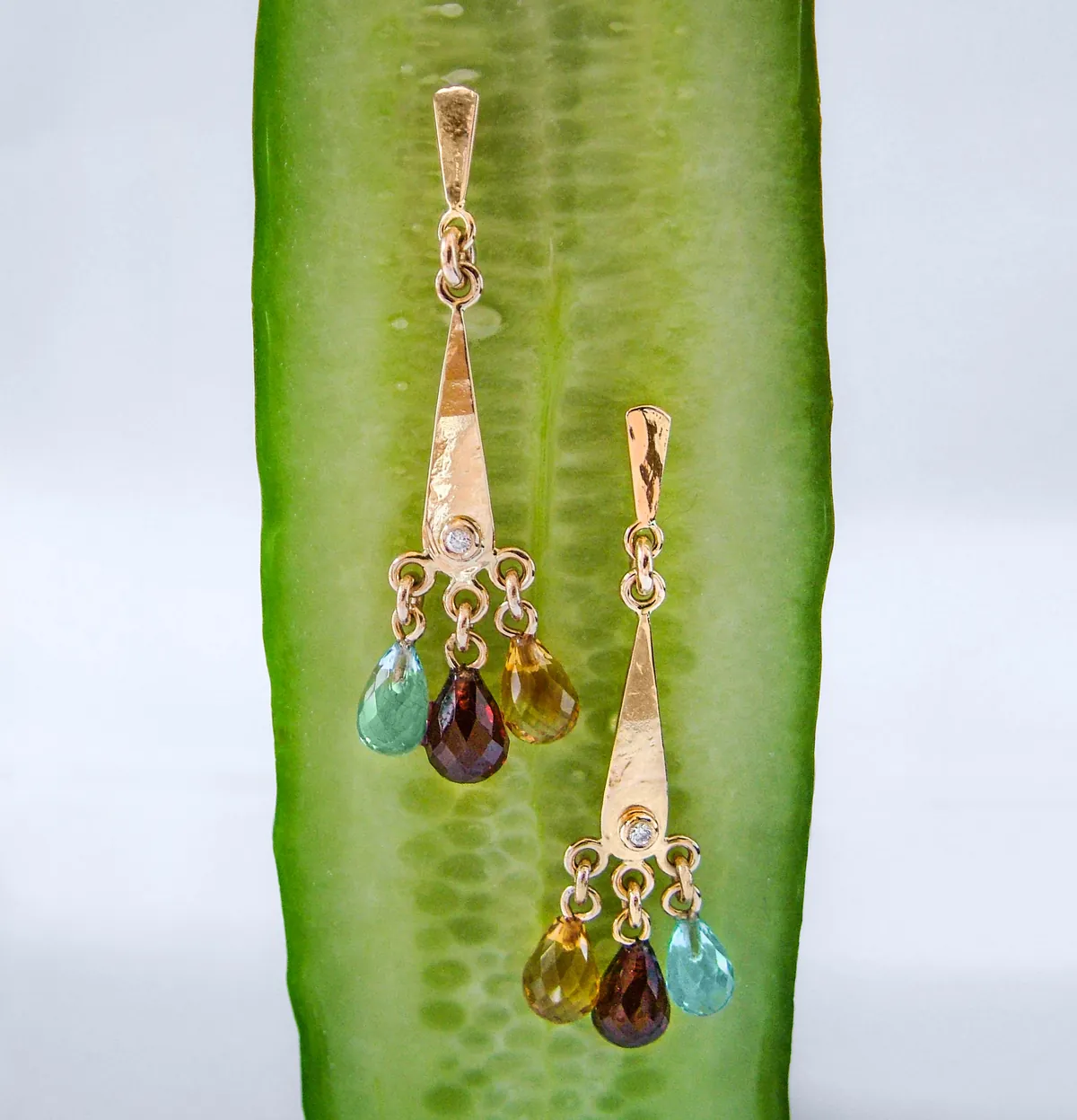 Pendientes de oro con piedras de color