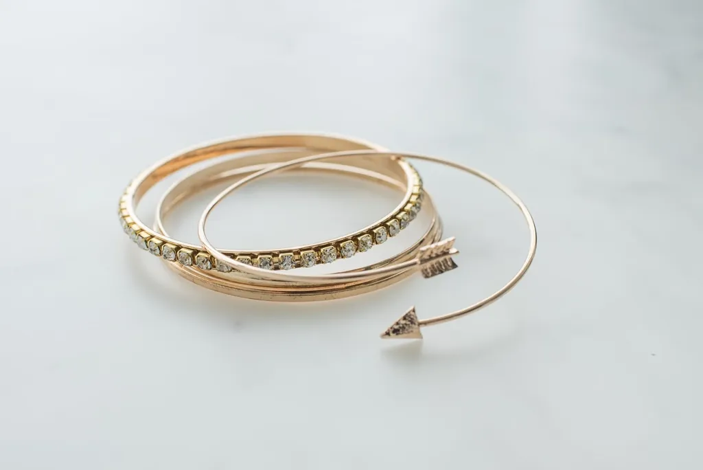 Pulseras rígidas doradas